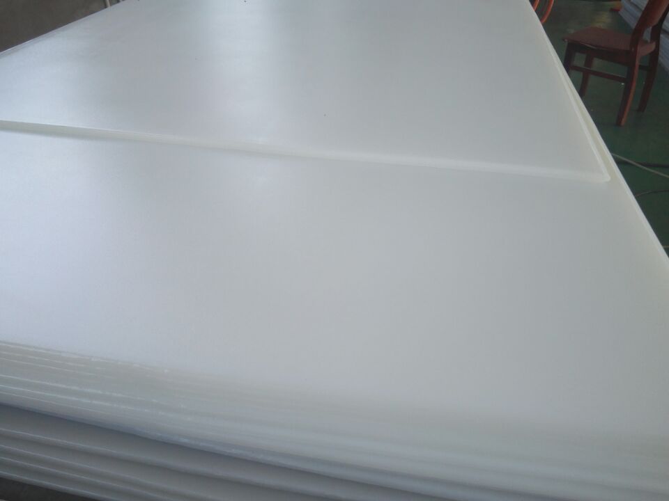 超高分子量(liang)聚乙烯襯闆在銲接及(ji)水(shui)處理工(gong)程中的運(yun)用